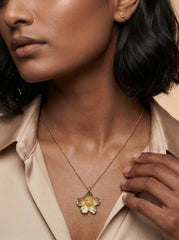 Gold Floral Pendant Necklace – Everyday Light Luxury