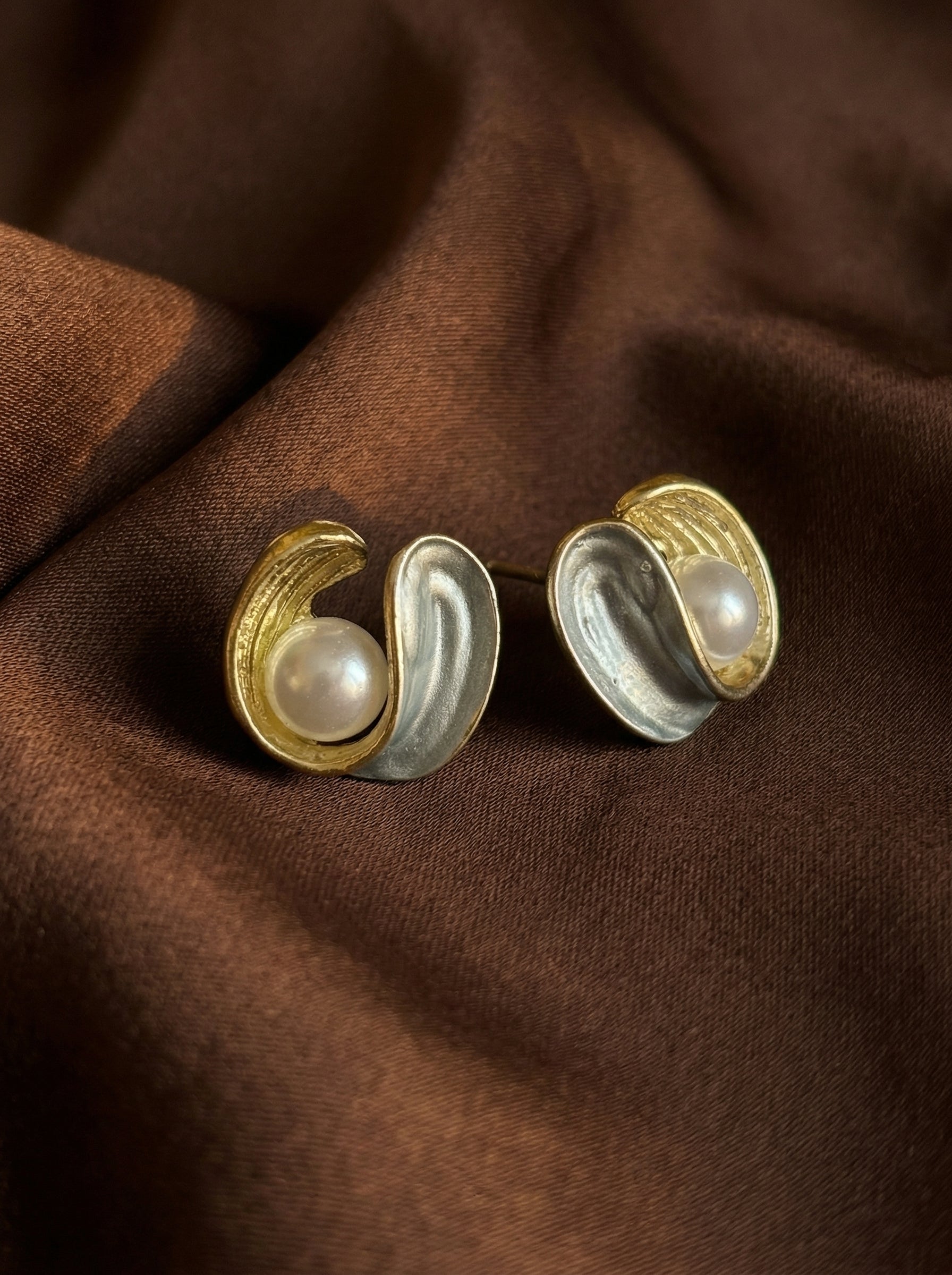 Gray Conch Pearl S925 Silver Stud Earrings
