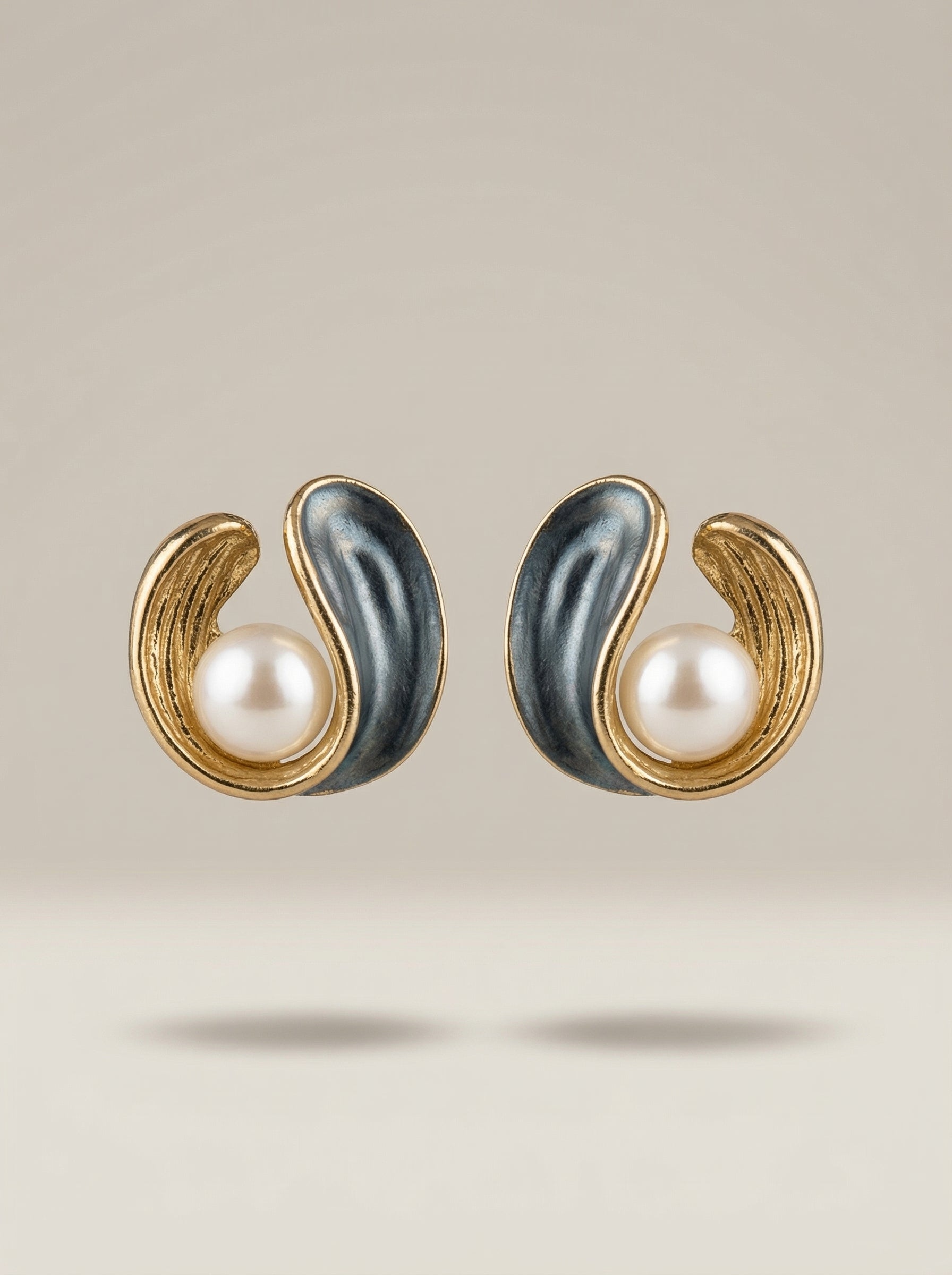 Gray Conch Pearl S925 Silver Stud Earrings