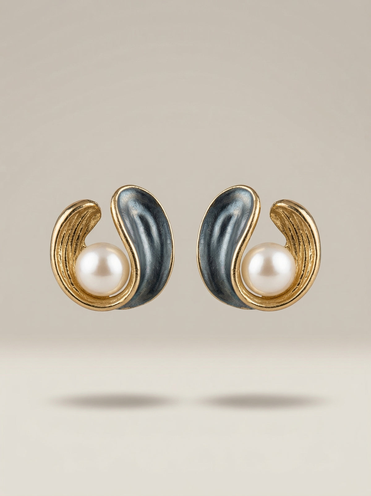 Gray Conch Pearl S925 Silver Stud Earrings