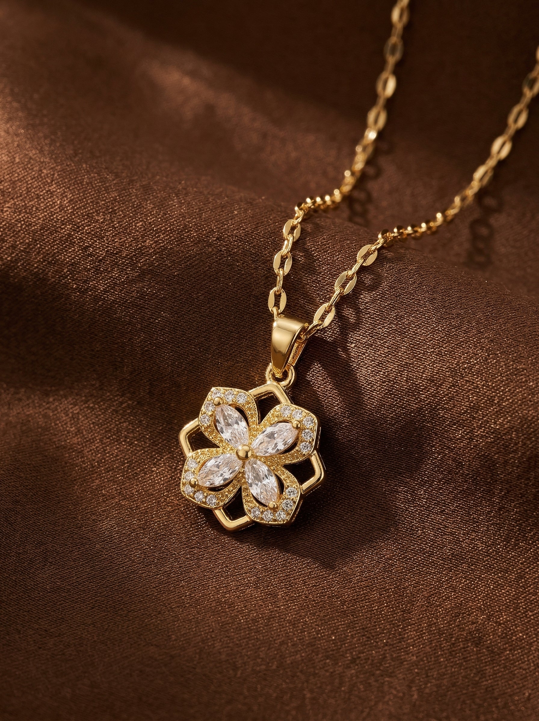 Four-Leaf Clover Necklace in 18K Gold with Rotating Clover & Zircon
